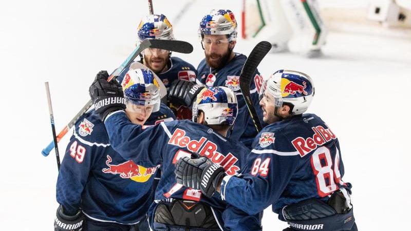 Der EHC München konnten seinen späten Siegtreffer bejubeln Der EHC München konnten seinen späten Siegtreffer bejubeln