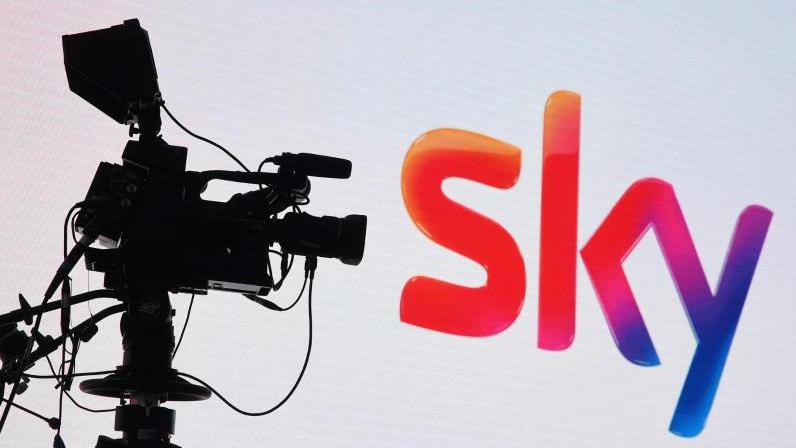 Eine Fernsehkamera und ein Sky-Logo