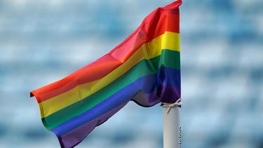 Die Regenbogen-Flagge ist das Zeichen der LGBTQI*-Gemeinschaft