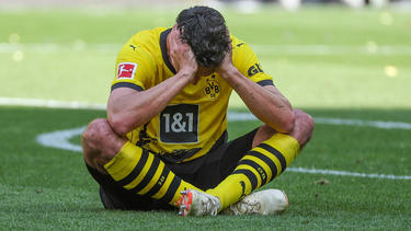 Dortmunds Hummels sitzt nach dem Abpfiff enttäuscht auf dem Rasen