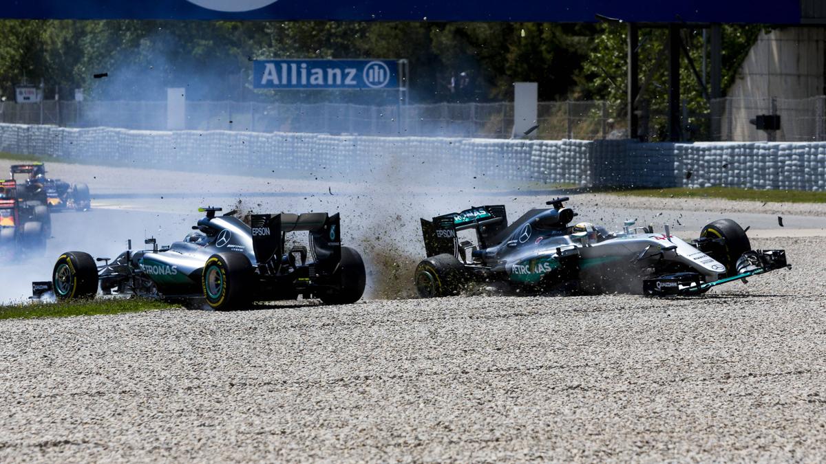 Nico Rosberg (l.) und Lewis Hamilton crashten 2016 spektakulär in Barcelona