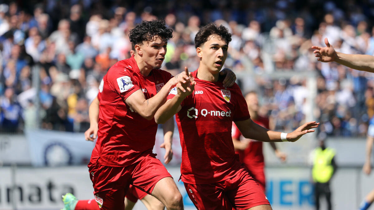 Babis Drakas (l.) đang chuyển từ VfB Stuttgart sang BVB