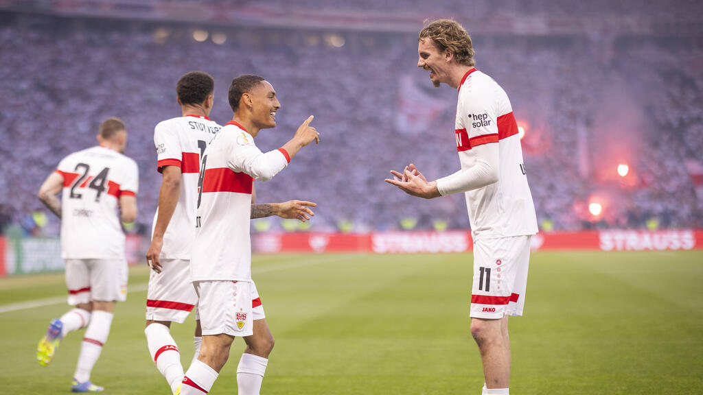 Enzo Millot (l.) vom VfB Stuttgart wird vom BVB umworben