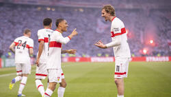 Enzo Millot (l.) vom VfB Stuttgart wird vom BVB umworben