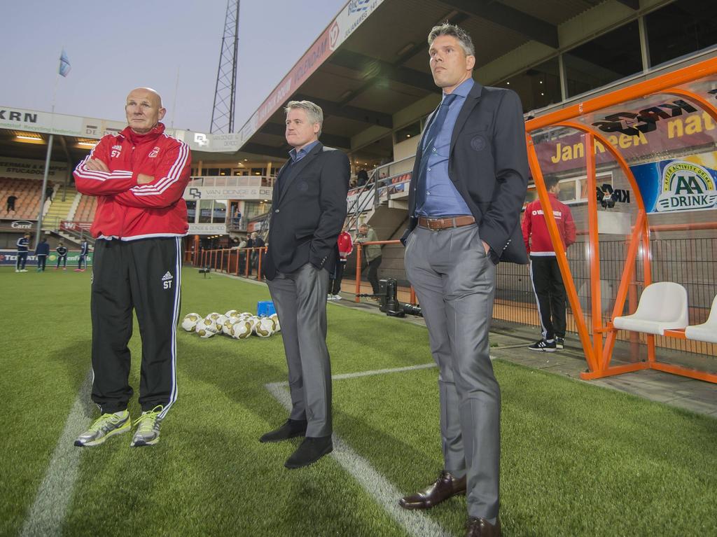 Maarten Stekelburg (r.) kijkt toe tijdens de competitiewedstrijd FC Volendam - Almere City. (25-09-2015) Maarten Stekelburg (r.) kijkt toe tijdens de competitiewedstrijd FC Volendam - Almere City. (25-09-2015)