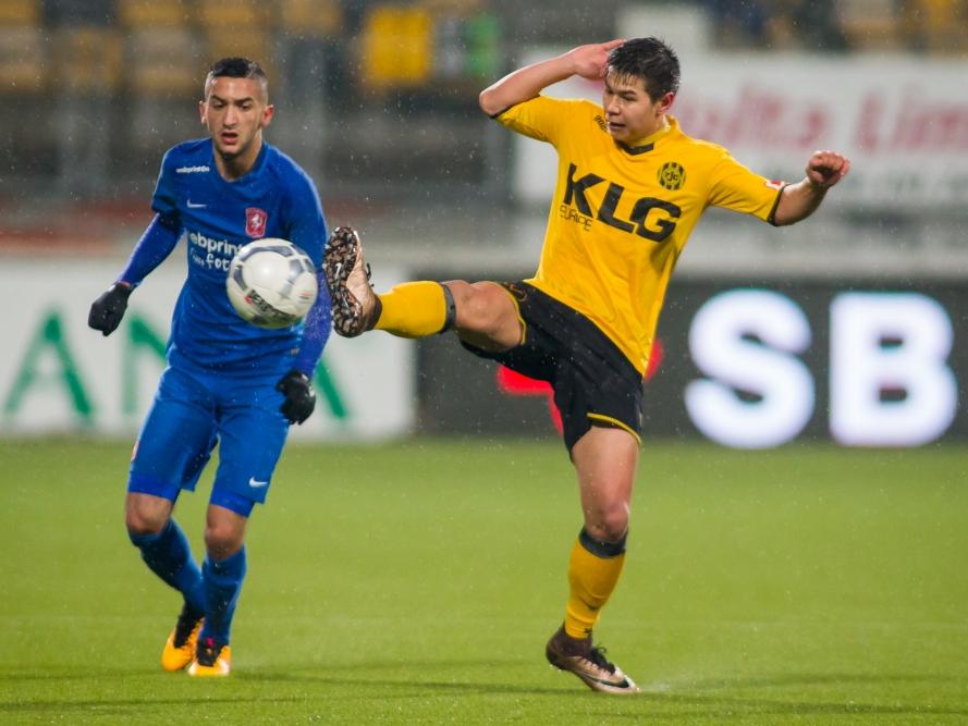 Hakim Ziyech (l.) is niet van plan zijn ledematen op het spel te zetten als Georgiy Zhukov lomp inkomt. (13-02-2016) Hakim Ziyech (l.) is niet van plan zijn ledematen op het spel te zetten als Georgiy Zhukov lomp inkomt. (13-02-2016)
