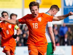 Carel Eiting schreeuwt het uit. De Ajacied maakt zijn debuut bij Oranje u19 en scoort meteen een belangrijke treffer tegen Noord-Ierland. (26-03-2016)