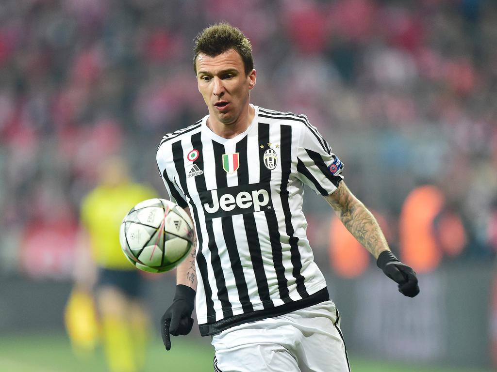 Mario Mandžukić heeft de bal tijdens het Champions League-duel Bayern München - Juventus (16-03-2016).