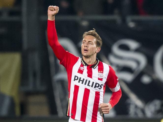 Nadat hij zijn doelpunt heeft gevierd met zijn teamgenoten, laat Luuk de Jong zich nog even aan de uitfans zien. (16-04-2016)