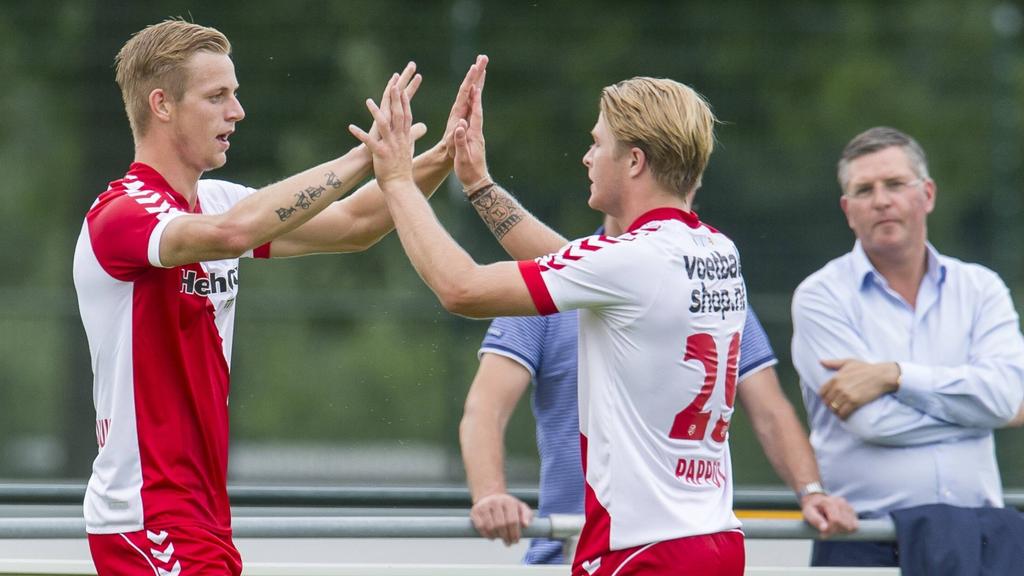Kevin van Kippersluis (l.) viert doelpunt met Elroy Pappot (r.) tijdens Jong FC Utrecht - Jong Feyenoord. (05-08-2013)