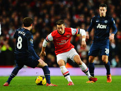 Mesut Özil (m.) im Duell mit Juan Mata