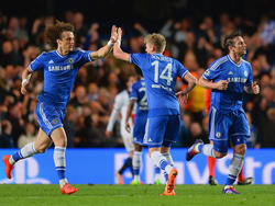 David Luiz (l.) en André Schürrle (m.) proberen de treffer van de Duitser met een high five te vieren tijdens Chelsea - Paris Saint-Germain. (8-4-2014)