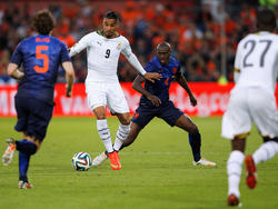 Kevin-Prince Boateng (#9) probeert Bruno Martins Indi (#4) van zich af te houden tijdens Nederland - Ghana. (31-5-2014)