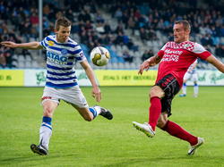 Ties Evers (l.) en Aurélien Joachim (r.) vechten om de bal tijdens De Graafschap - RKC Waalwijk. (8-5-2014)