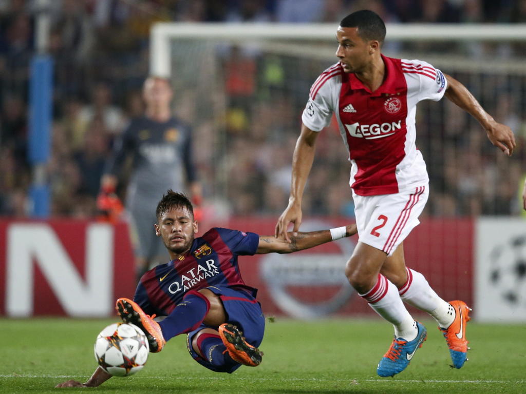 Neymar (l.) maakt het Ricardo van Rhijn moeilijk met een vliegende tackle op de bal. (21-10-2014) Neymar (l.) maakt het Ricardo van Rhijn moeilijk met een vliegende tackle op de bal. (21-10-2014)