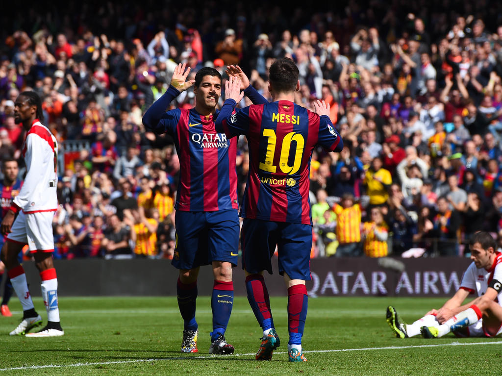 Doppelpack-Schütze Luis Suárez gratuliert Hattrick-Meister Lionel Messi