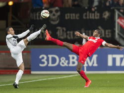 Zowel Memphis Depay (l.) als Cuco Martina gaat vol voor de bal tijdens FC Twente - PSV. (04-04-2015)