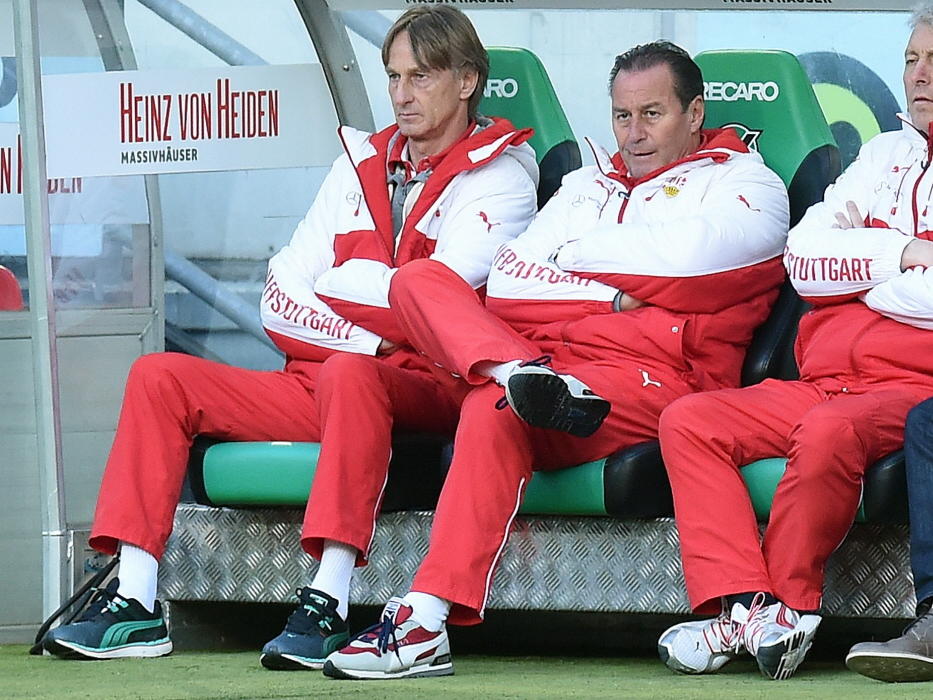 Assistent-trainer Adrie Koster (l.) naast VfB Stuttgart-hoofdtrainer Huub Stevens (r.). (28-02-2015)