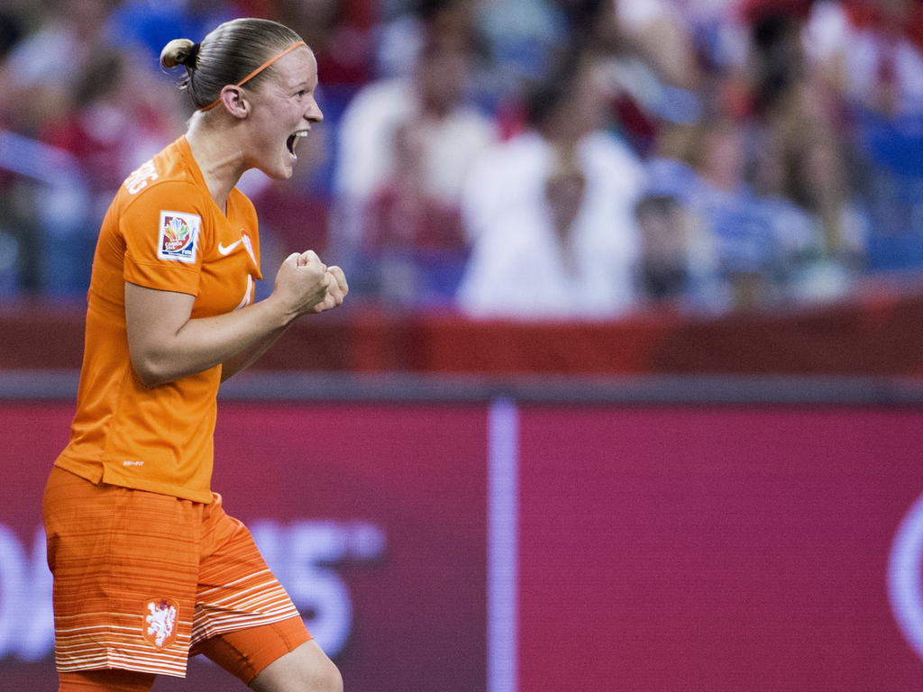 Mandy van den Berg is in extase na afloop van het WK-duel Nederland - Canada. (16-06-2015)