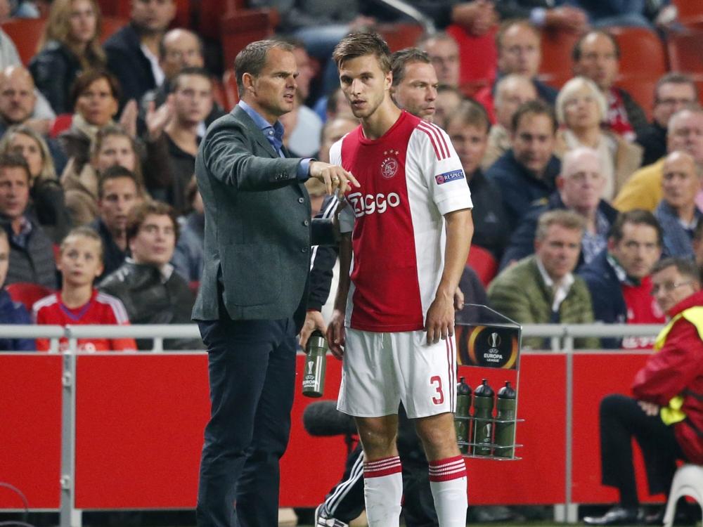 AFC Ajax-trainer Frank de Boer geeft zijn centrale verdediger Joël Veltman instructies. De oefenmeester is niet blij hoe de defensie van Ajax staat en wil het een en ander wijzigen. (17-09-2015)