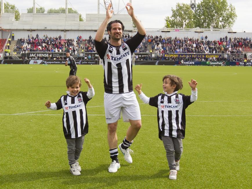 Simon Cziommer neemt met zijn twee kinderen afscheid van het publiek van Heracles Almelo. Hij heeft twee seizoenen voor de Heraclieden gespeeld. (17-05-2015)