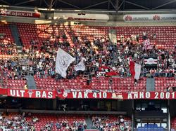 De fans van VAK410 gaan bij elkaar zitten als blijkt dat een groot deel van de tribunes leeg blijven tijdens de Europese kwalificatiewedstrijd Ajax - FK Jablonec. (20-08-2015)