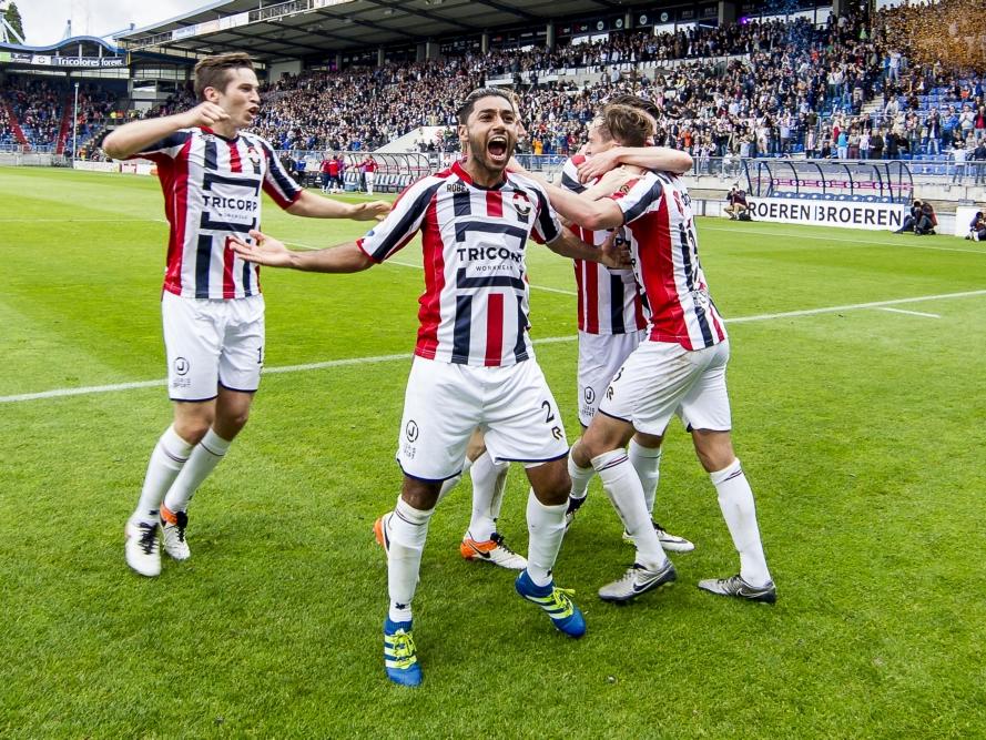 Anouar Kali (m.) schreeuwt het uit als Willem II op een 1-0 voorsprong komt tegen NAC Breda in de derde ronde van de play-offs. (22-05-2016)