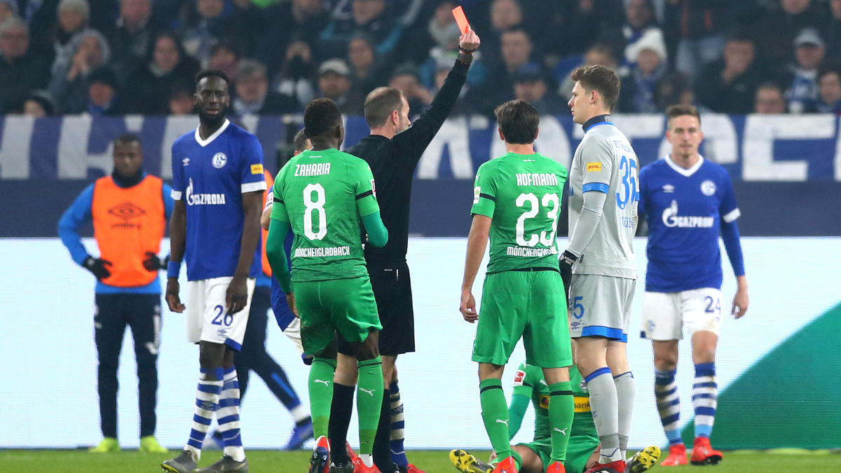 Schalkes Torwart Alexander Nübel sah gegen Gladbach die Rote Karte Schalkes Torwart Alexander Nübel sah gegen Gladbach die Rote Karte