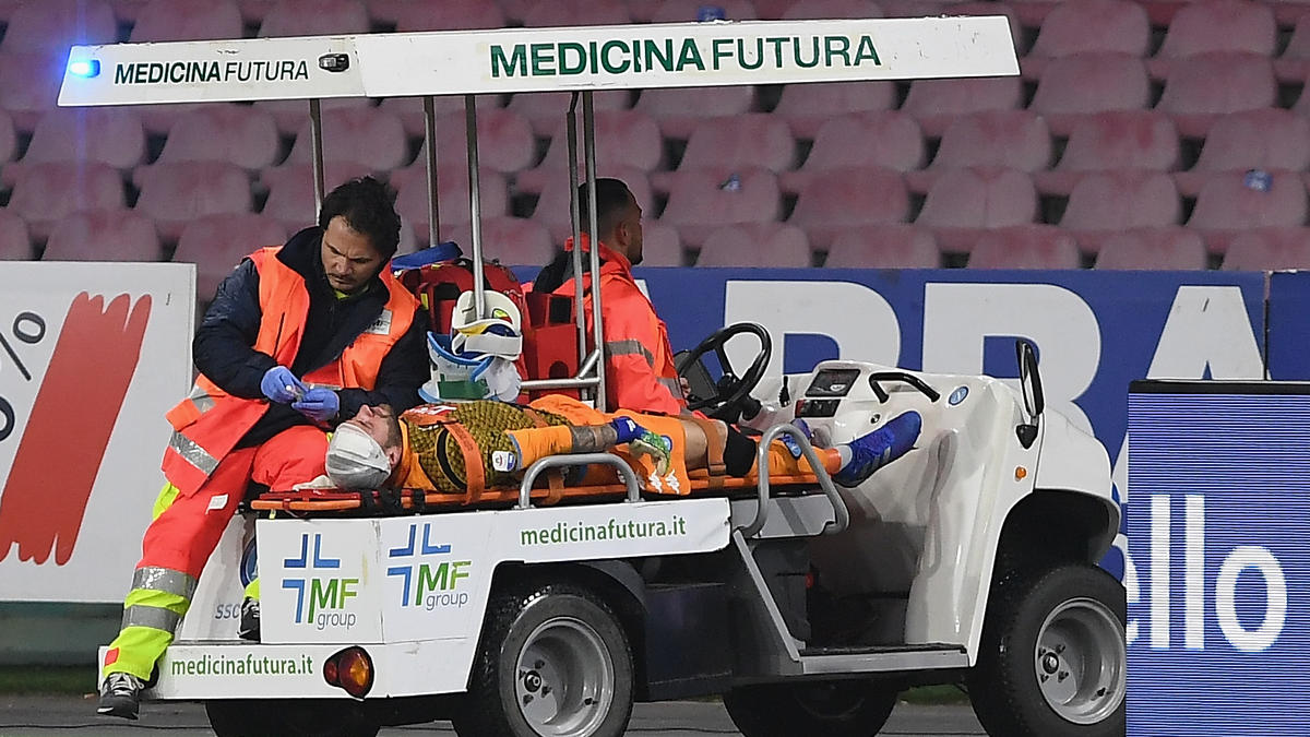 Sanitäter kümmern sich um Napoli-Torwart David Ospina Sanitäter kümmern sich um Napoli-Torwart David Ospina