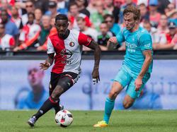 Eljero Elia (l.) snelt langs Hidde ter Avest (r.) tijdens het competitieduel Feyenoord - FC Twente (14-08-2016).
