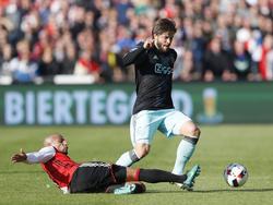 Feyenoord-middenvelder Karim El Ahmadi (l.) is attent en tikt de bal weg voor de voeten van Ajax-middenvelder Lasse Schöne (r.). (23-10-2016)