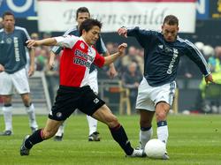Shinji Ono (l.) probeert druk op Wesley Sneijder (r.) te zetten tijdens De Klassieker in het seizoen 2003/2004. (11-04-2004)