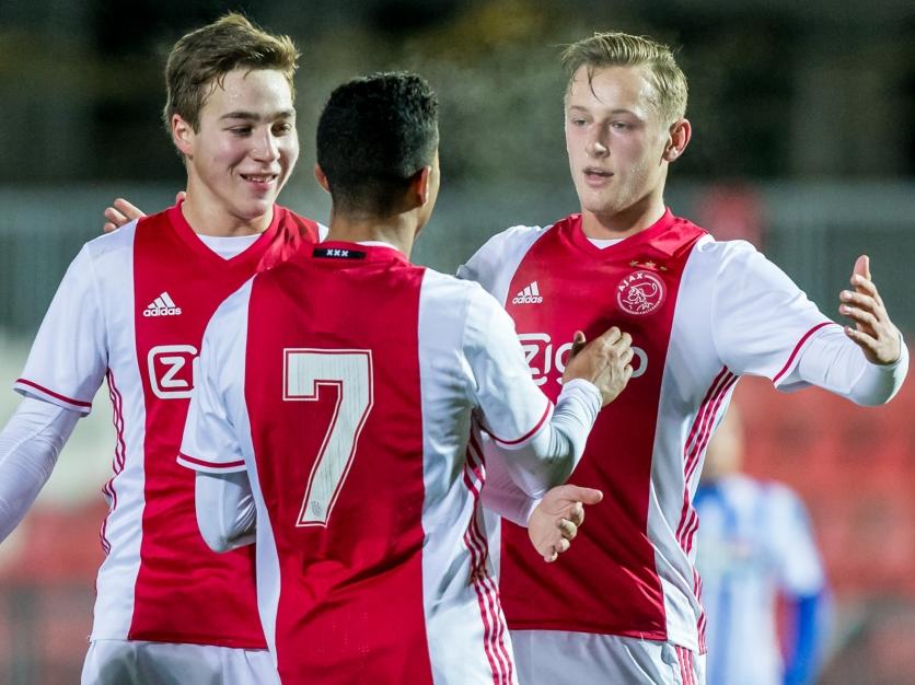 Carel Eiting (l.), Justin Kluivert (m.) en doelpuntenmaker Kaj Sierhuis (r.) vieren de 1-0 van Jong Ajax tegen FC Eindhoven. (24-02-2017)