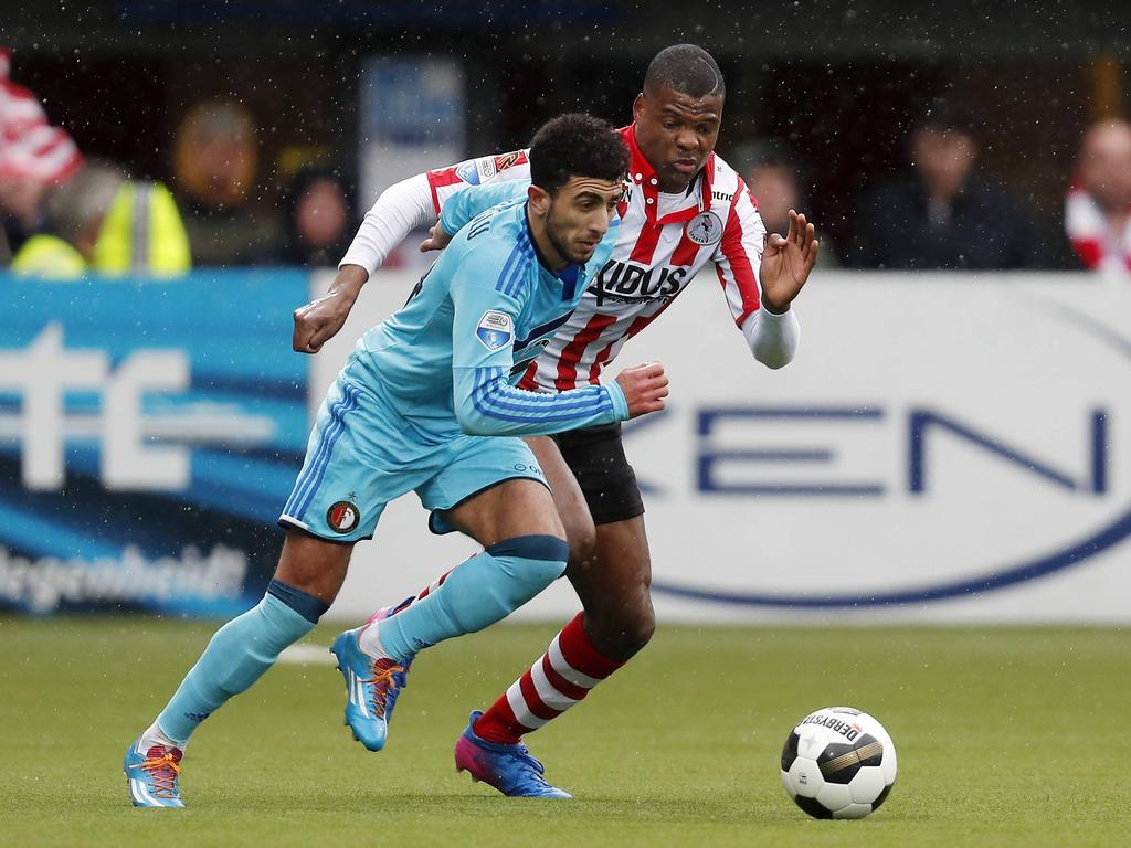 Bilal Başaçıkoğlu (l.) is Denzel Dumfries (r.) te snel af tijdens het competitieduel Sparta Rotterdam - Feyenoord (05-03-2017.