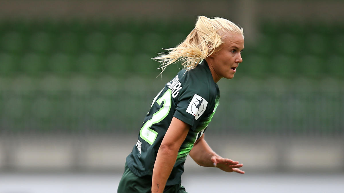 Pernille Harder erzielte drei Treffer für den VfL Wolfsburg Pernille Harder erzielte drei Treffer für den VfL Wolfsburg