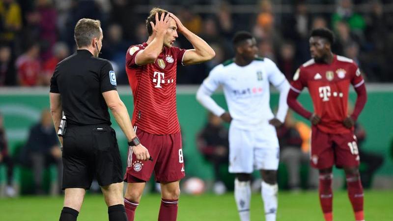 Leon Goretzka (2.v.l.) vom FC Bayern reagiert vor dem Strafstoß
