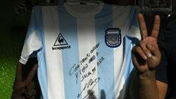 Auf dem Trikot befindet sich eine Widmung von Maradona