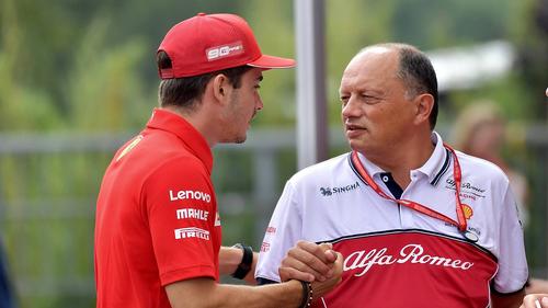 Charles Leclerc (li.) will mit Ferrari Formel-1-Weltmeister werden