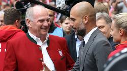 Uli Hoeneß (l.) holte Pep Guardiola im Jahr 2013 zum FC Bayern