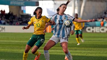 Südafrikas Linda Motlhalo (10) und Argentiniens Sophia Braun kämpfen um den Ball.
