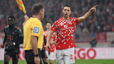 Dominik Kohr legt sich den Zeigefinger auf den Mund