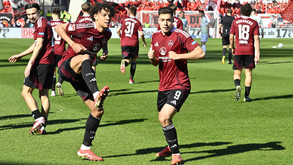 Der 1. FC Nürnberg tanzt nach dem Derbysieg gegen Greuther Fürth Der 1. FC Nürnberg tanzt nach dem Derbysieg gegen Greuther Fürth