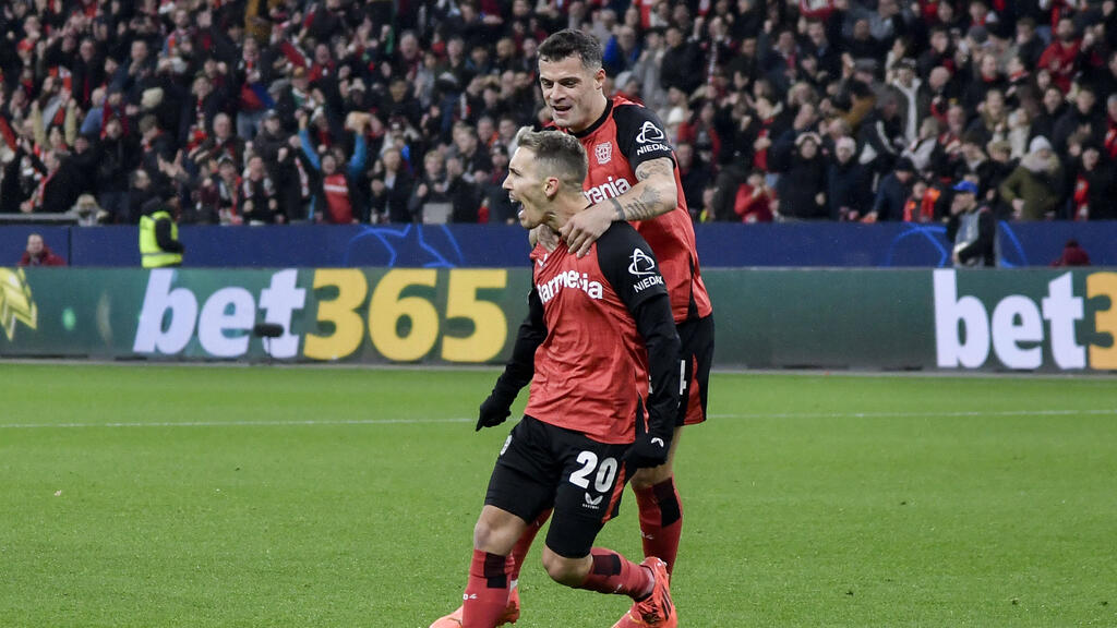 Álex Grimaldo beim Torjubel mit Bayer-Teamkollege Granit Xhaka Álex Grimaldo beim Torjubel mit Bayer-Teamkollege Granit Xhaka