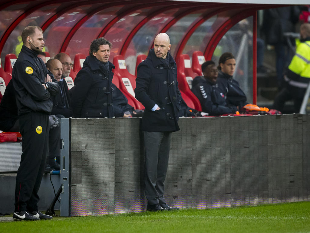 Hoofdtrainer Erik ten Hag staat voor zijn dug-out tijdens de wedstrijd van zijn FC Utrecht tegen PEC Zwolle. (24-01-2016)