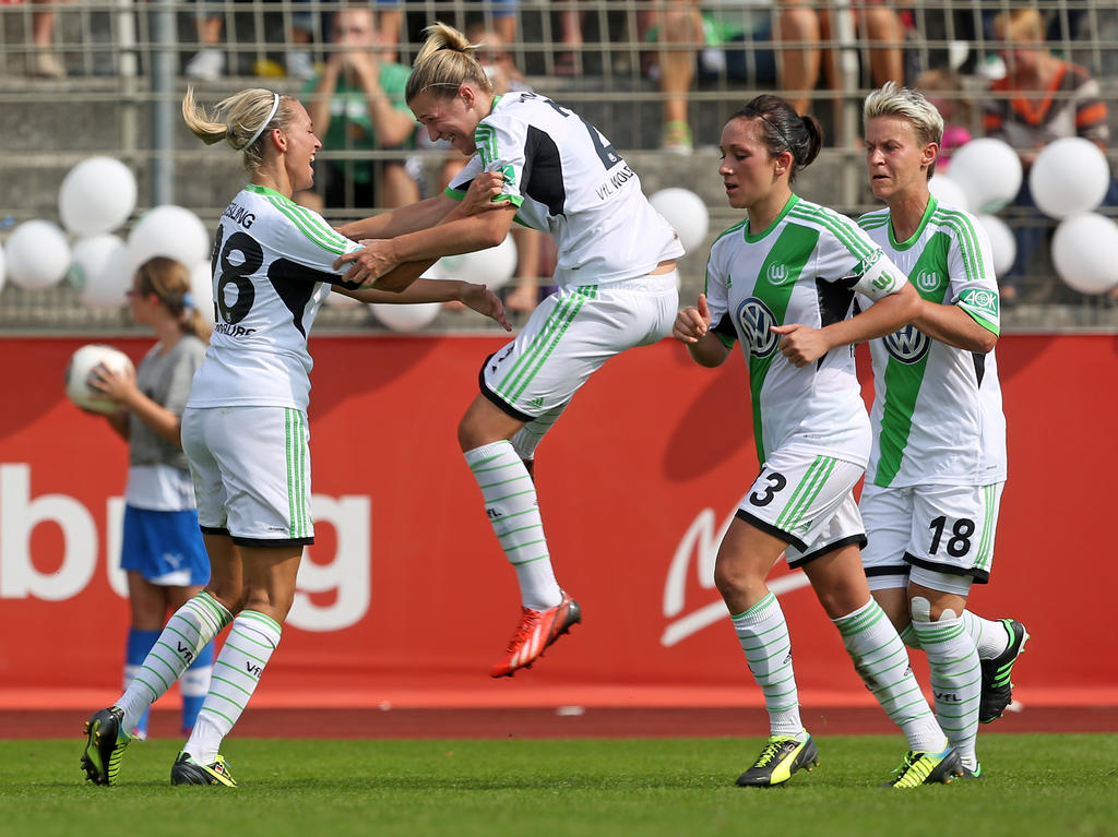Die Spielerinnen des VfL Wolfsburg haben Grund zum Feiern
