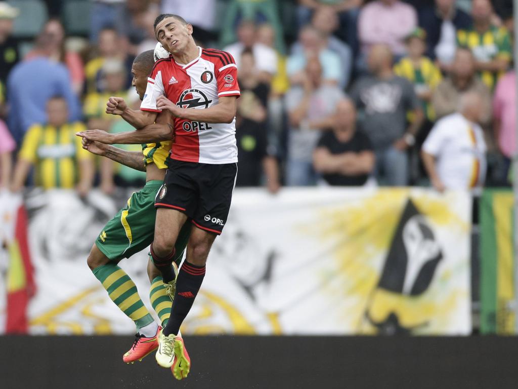Bilal Başaçikoğlu (r.) en Gianni Zuiverloon (l.) vechten een kopduel uit tijdens ADO Den Haag- Feyenoord. (10-8-2014) Bilal Başaçikoğlu (r.) en Gianni Zuiverloon (l.) vechten een kopduel uit tijdens ADO Den Haag- Feyenoord. (10-8-2014)