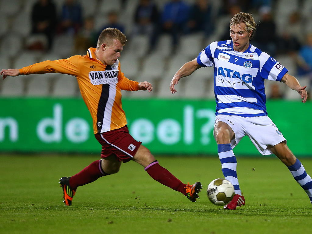 Lion Kaak (l.) probeert Vincent Vermeij (r.) de bal te ontfutselen tijdens het competitieduel De Graafschap - Achilles'29. (18-10-2014)
