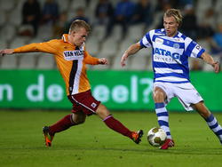 Lion Kaak (l.) probeert Vincent Vermeij (r.) de bal te ontfutselen tijdens het competitieduel De Graafschap - Achilles'29. (18-10-2014)