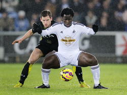 Wilfried Bony controleert de bal onder druk van Jan Vertonghen tijdens Swansea City-Tottenham Hotspur. (14-12-14)