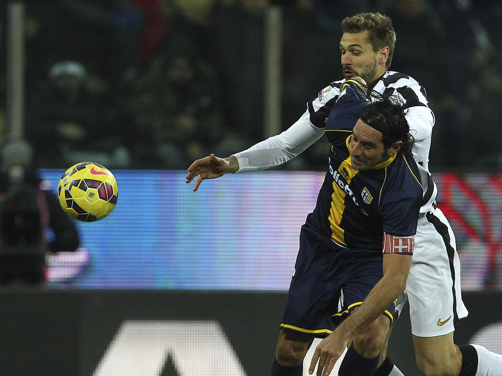 Fernando Llorente (r.) en Alessandro Lucarelli (l.) vechten een stevig duel uit tijdens het bekerduel Parma - Juventus. (28-01-2015)
